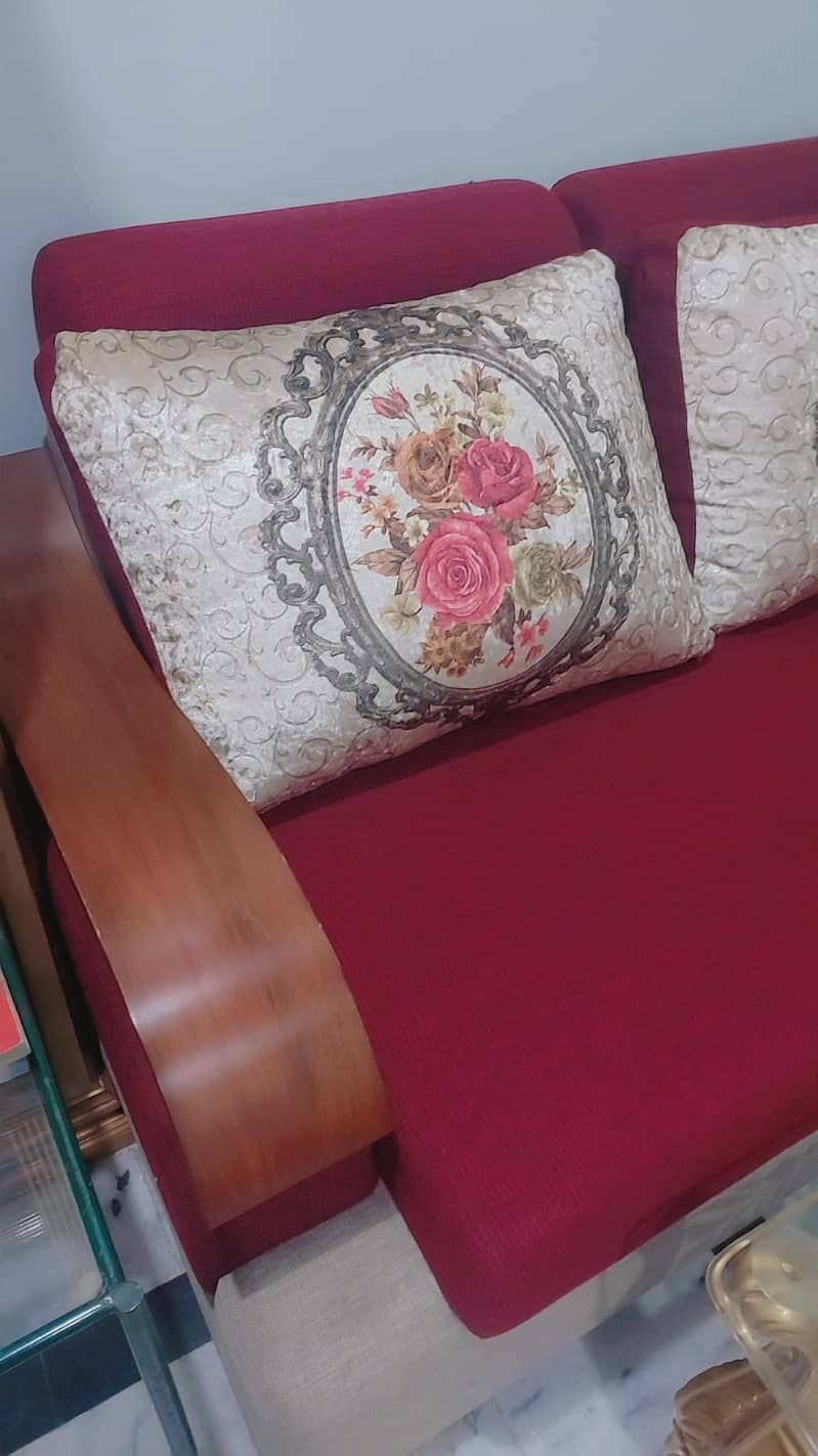 Reasonable sofa with mint condition 4