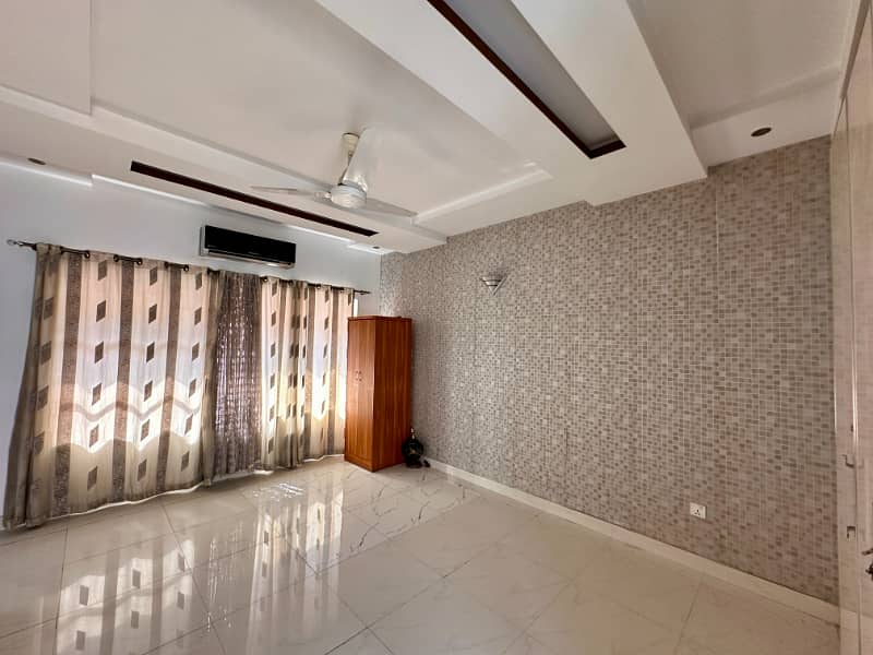 A Beautiful 1 Kanal House Is Available For Rent In PHASE 4 DHA, Lahore. 20