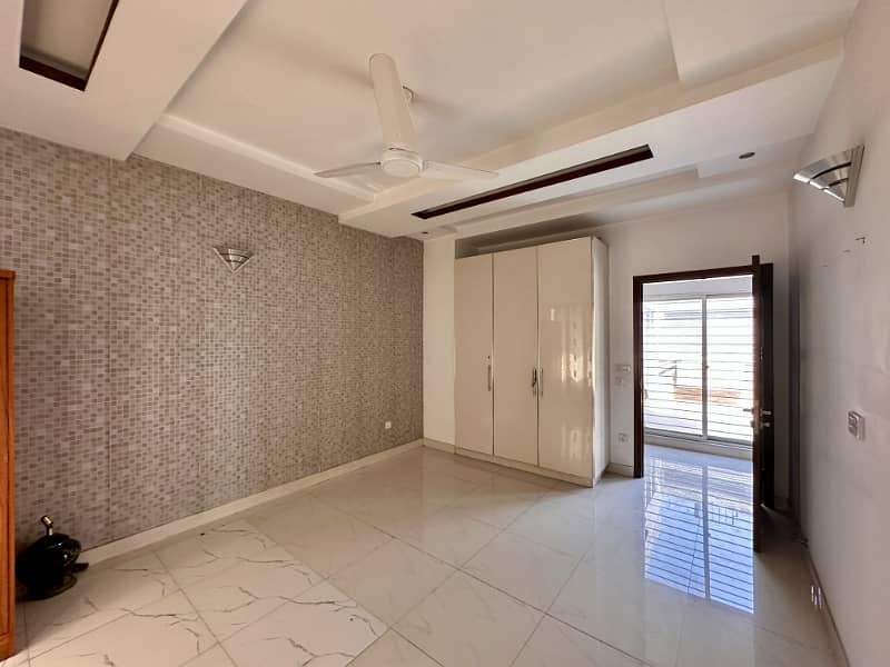 A Beautiful 1 Kanal House Is Available For Rent In PHASE 4 DHA, Lahore. 22