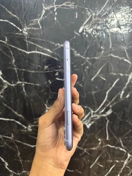 iPhone 11 jv non pta 10/10 condition waterproof 3