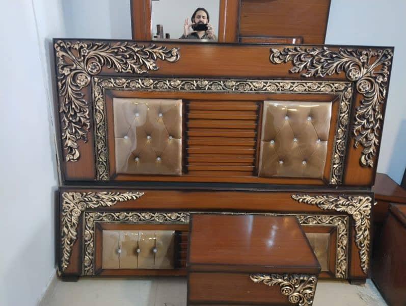 Bed / bed set / double bed / king size bed / poshish bed / furniture 1