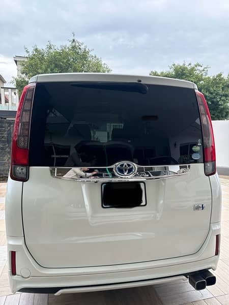 Toyota Noah 2014 1