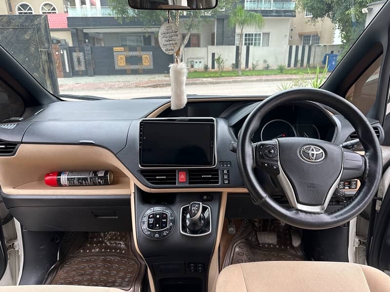 Toyota Noah 2014 4