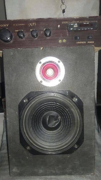 Amplifier and base speaker 0