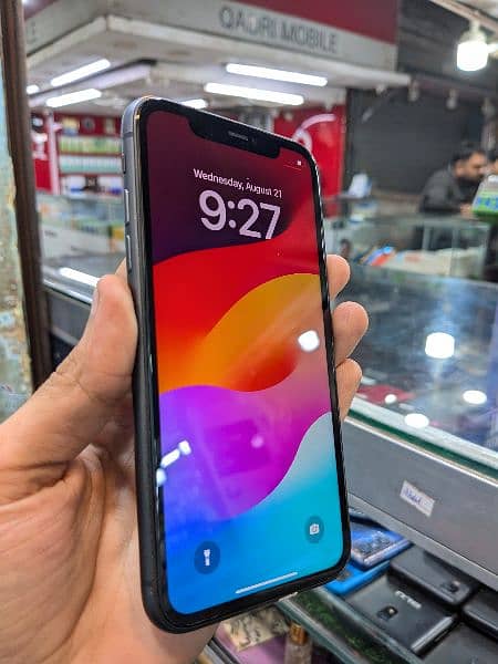 iPhone 11 64GB 10%10 condi. . with 15 Days return and exchange warranty 5