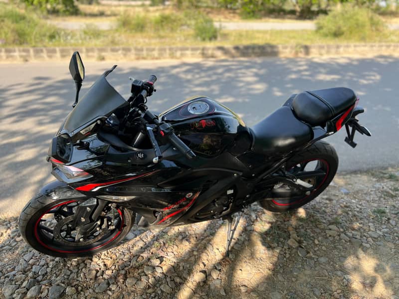 Replica of Yamaha R6 2022 model black 1