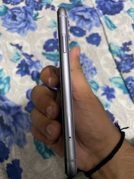 IPHONE 11 NON PTA AVAILABLE IN GOOD CONDITION 2