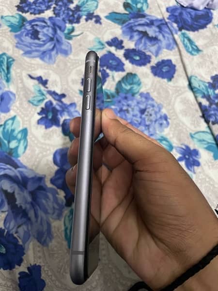 IPHONE 11 NON PTA AVAILABLE IN GOOD CONDITION 5