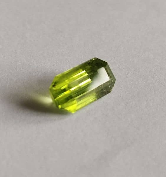 natural peridot gemstone 2.70 2