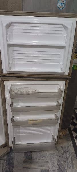 dawlance medium size fridge 0