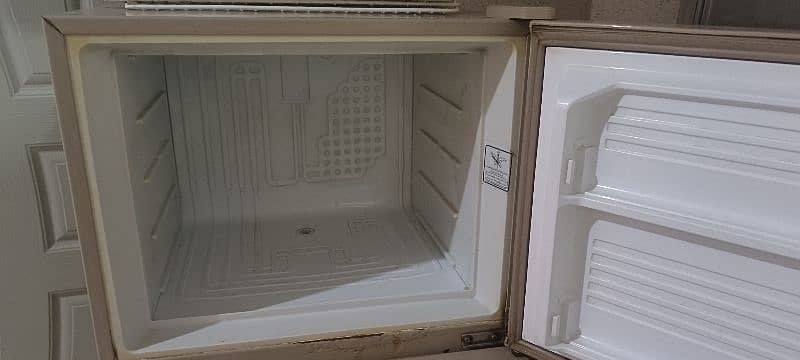 dawlance medium size fridge 4