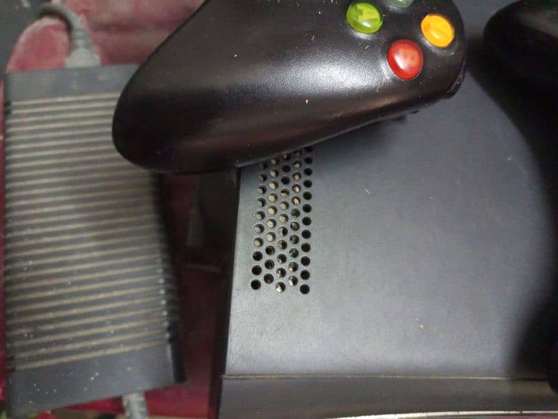 Xbox 360 in a good and working condition 4