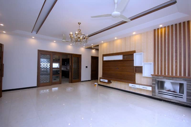 Lovely Designer'S House 1-Kanal Lower Portion In Phase-4 For Rent 1