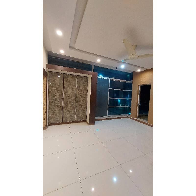 Fabulous One Kanal Corner Bungalow For Rent In Paragon City 6