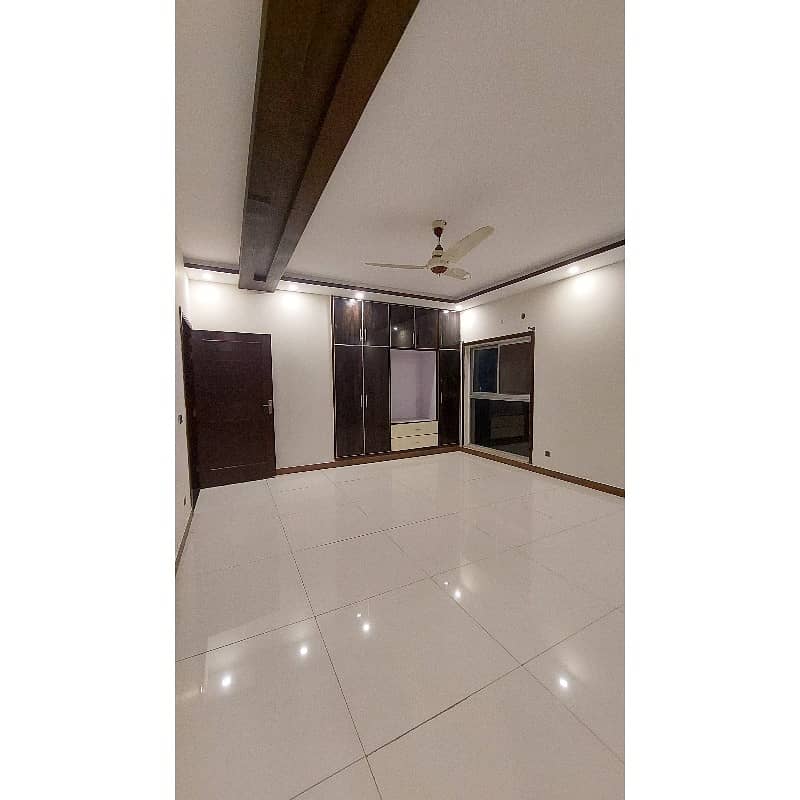 Fabulous One Kanal Corner Bungalow For Rent In Paragon City 16