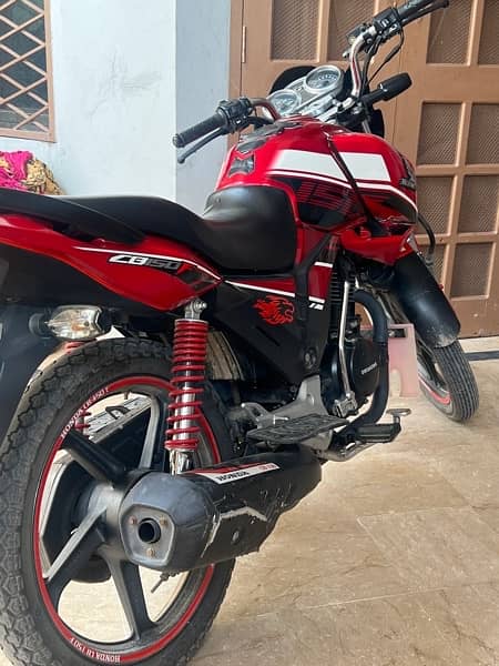 Honda cb 150 red colour (03004310289) 03423675370) (03005875370) 0