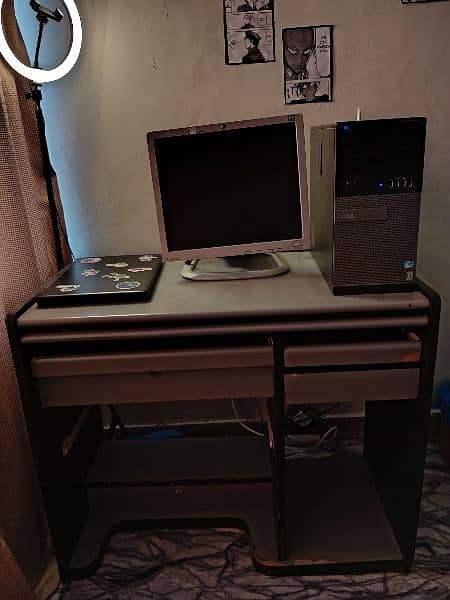 WOODEN COMPUTER DESK 1