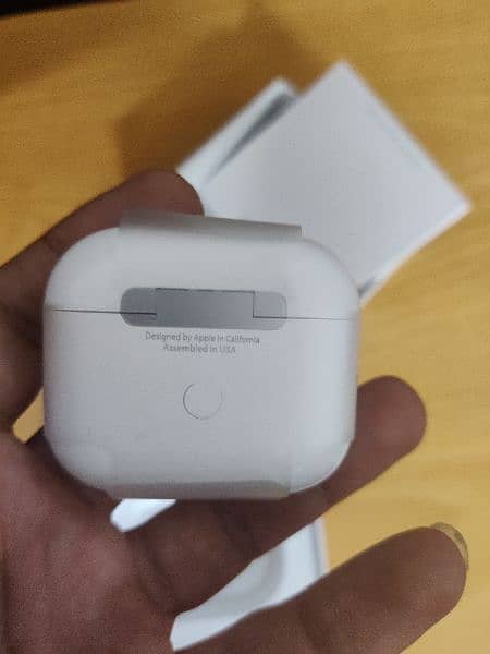 Apple 3rd generation airpods 4