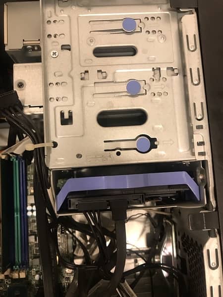 Lenovo intel(R)Xeon(R)CPU E3 -1220vs   500 Gb Hard Disc 8 agh Ram 9