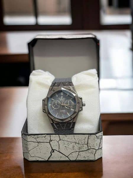 Men's Watch With Textured Strap 1