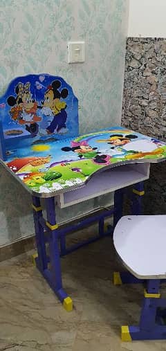 kids study table in good condition