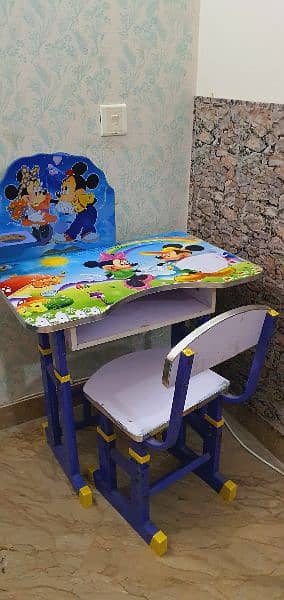 kids study table in good condition 3