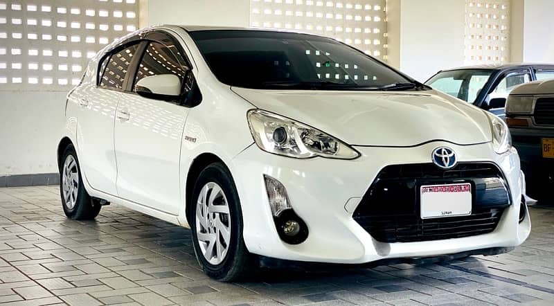 Toyota Aqua 2015 Pearl White 2