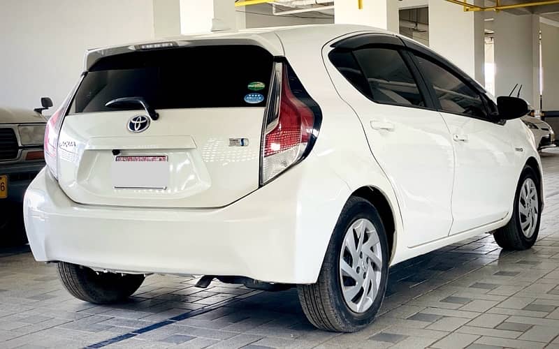 Toyota Aqua 2015 Pearl White 3