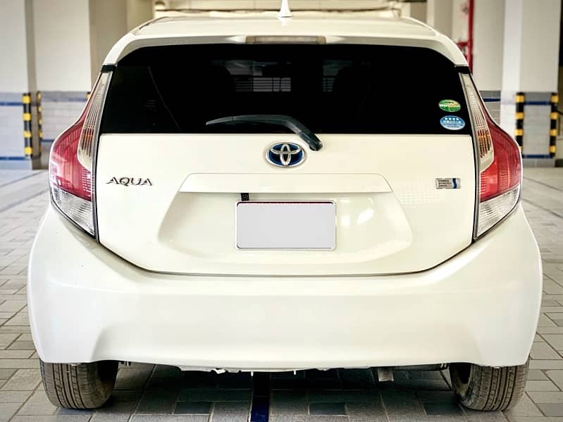 Toyota Aqua 2015 Pearl White 4