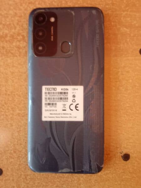 one hand use Tecno spark 8c 4/128 1