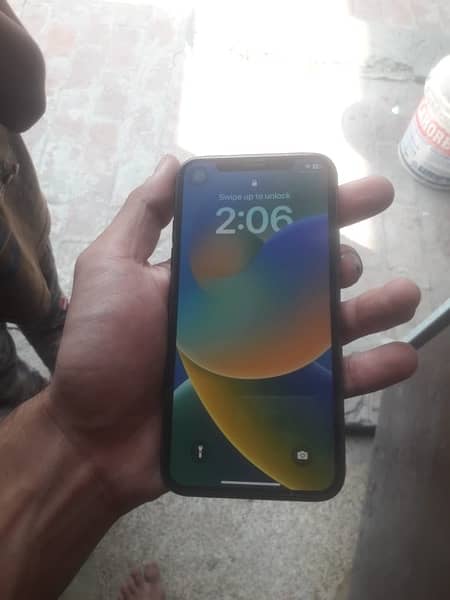 iphone x 64gb black 10/9 condition 2