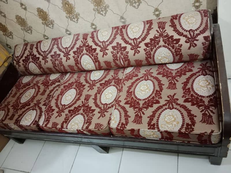 urgent sale 5 seater (3+1+1) sofa set due to shifting. 4