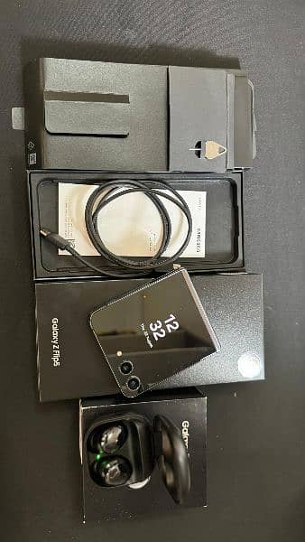 SAMSUNG GALAXY Z FLIP 5 - Graphite (FREE GALAXY BUDS PRO) 1