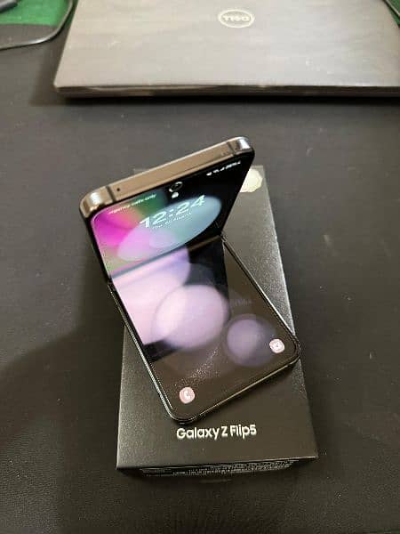 SAMSUNG GALAXY Z FLIP 5 - Graphite (FREE GALAXY BUDS PRO) 3