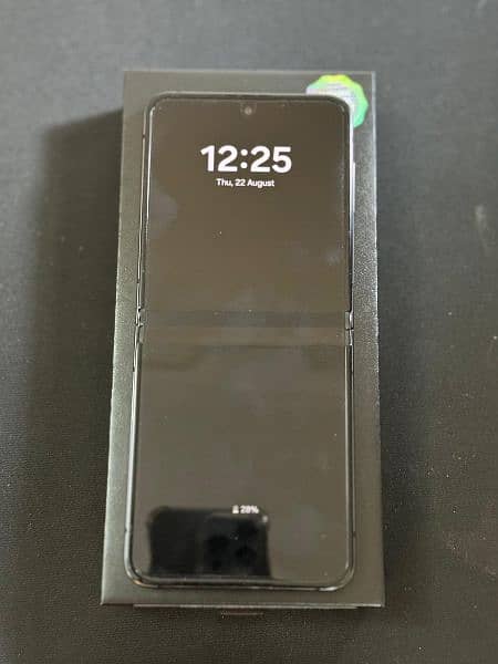 SAMSUNG GALAXY Z FLIP 5 - Graphite (FREE GALAXY BUDS PRO) 10