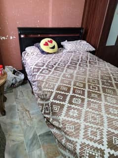 wooden bed (Price Negotiable)