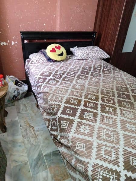 wooden bed (Price Negotiable) 0