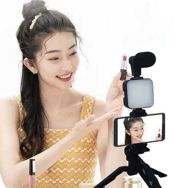 Smartphone Vlogging Kit With Tripod Phone Holder Mini Microphone 2