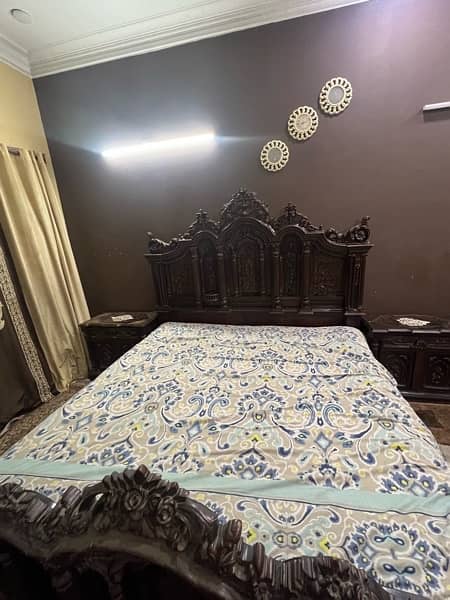 wood queen  size bed 0