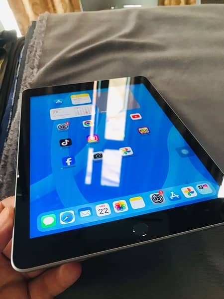 iPad 6th generation 32 gb All okay bypass. Location farooqabad 1