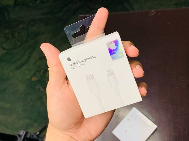 Apple chargers 25Watts USB-c lightning for 15 series available 1