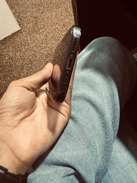 iphone 15 pro (256GB) Blue titanium 3