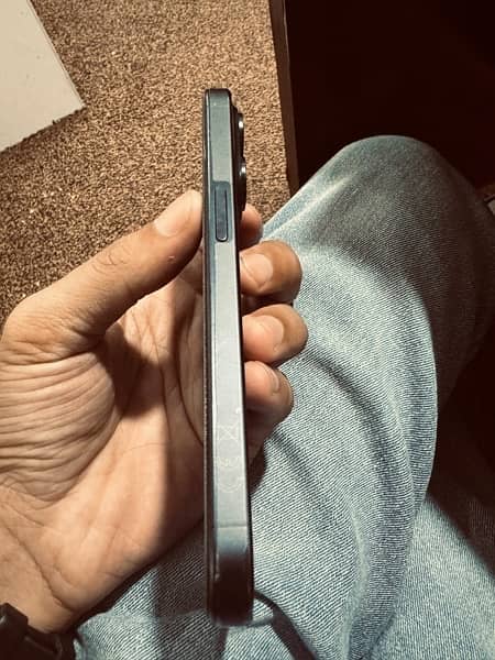 iphone 15 pro (256GB) Blue titanium 4