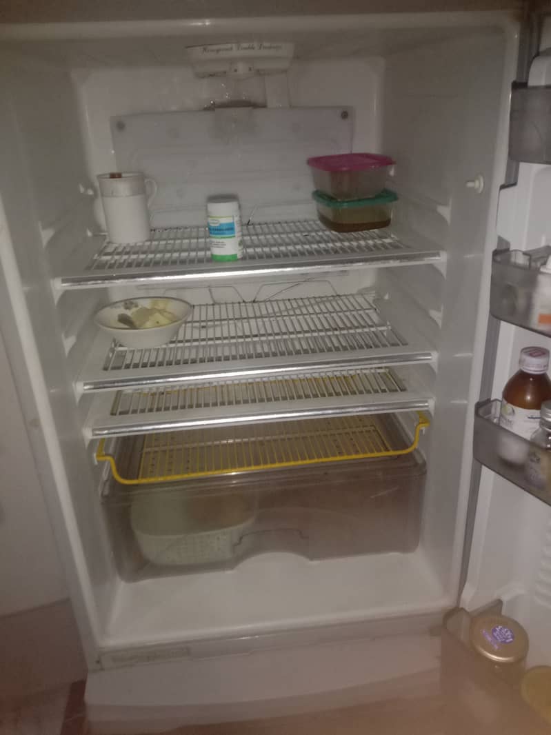 Dowlance fridge good condition 1