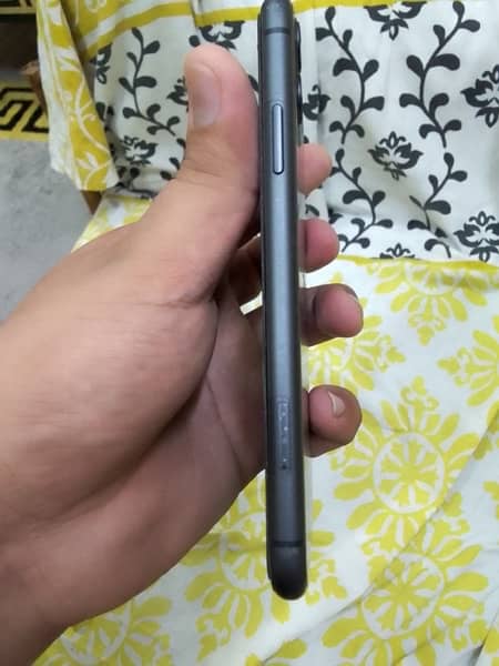 iPhone 11 black colour 128 gb 2