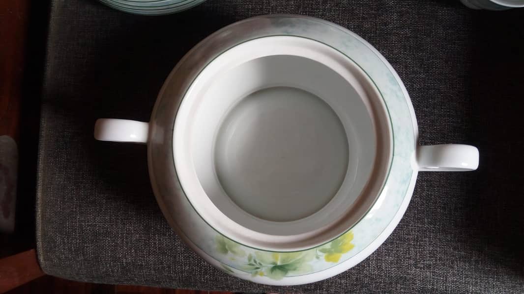 Brand new Royal Doulton Dinner set of 35 pieces 3