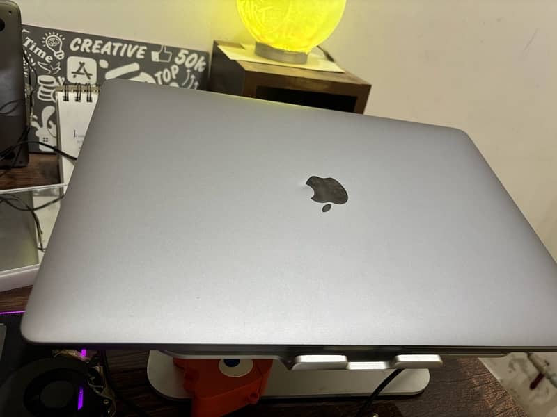 MacBook Pro 2017 1 tb ssd 16 gb ram 4 gb graphics card 3