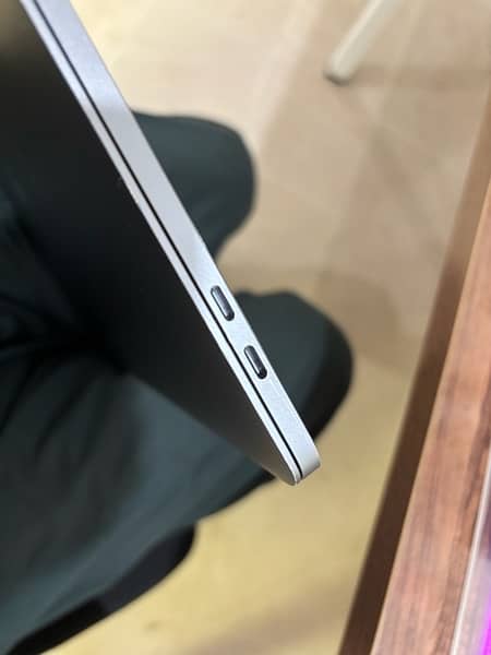 MacBook Pro 2017 1 tb ssd 16 gb ram 4 gb graphics card 6