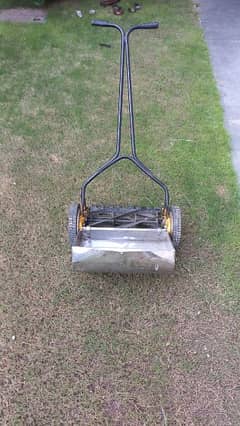 Manual grass cutting machine