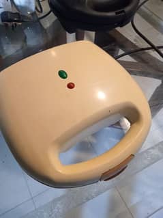 SANDWICH MAKER FOR SALE !!!!! SLIGHTLY NEGOTIABLE. just buy and use